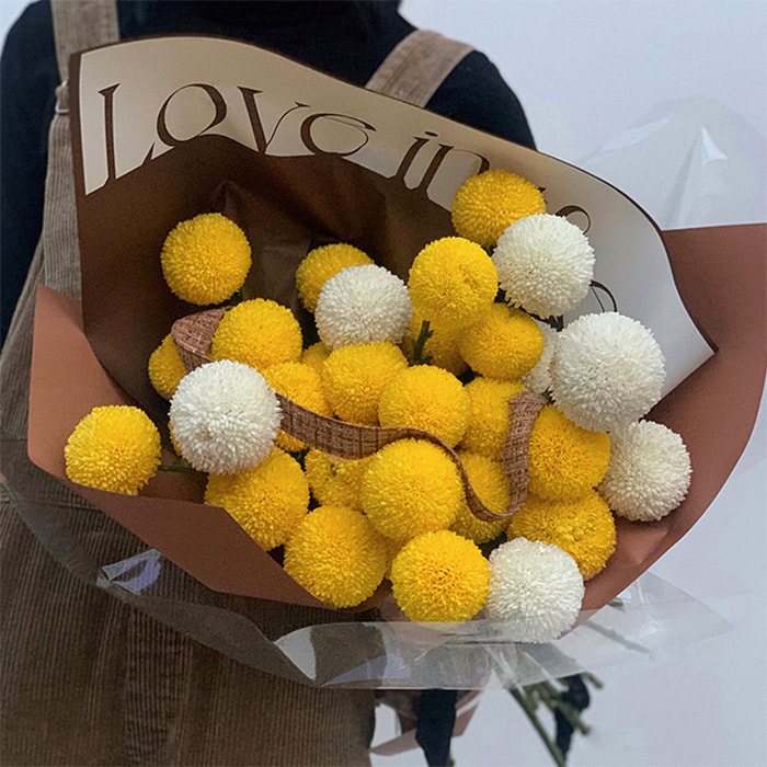 Bouquet makapal na pambalot na papel na may mga masining na salita
