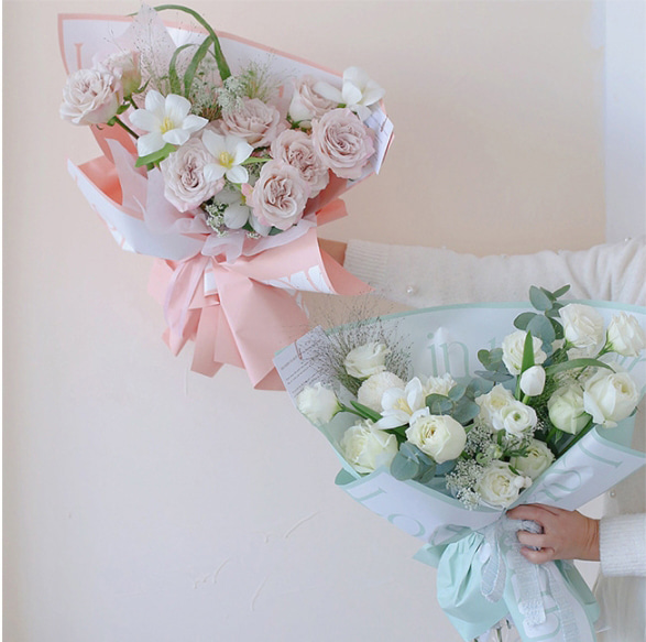Bouquet makapal na pambalot na papel na may mga masining na salita