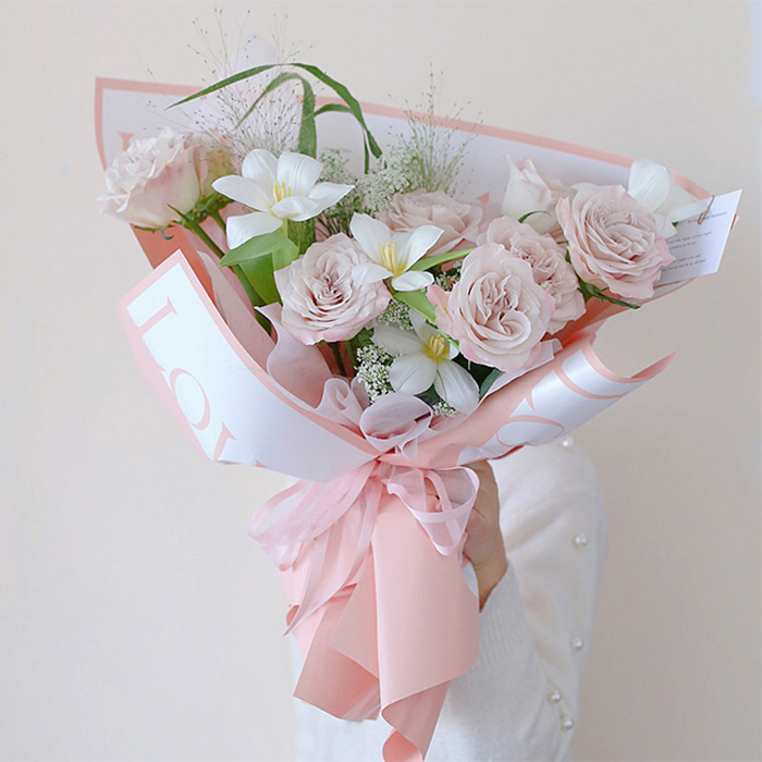 Bouquet makapal na pambalot na papel na may mga masining na salita