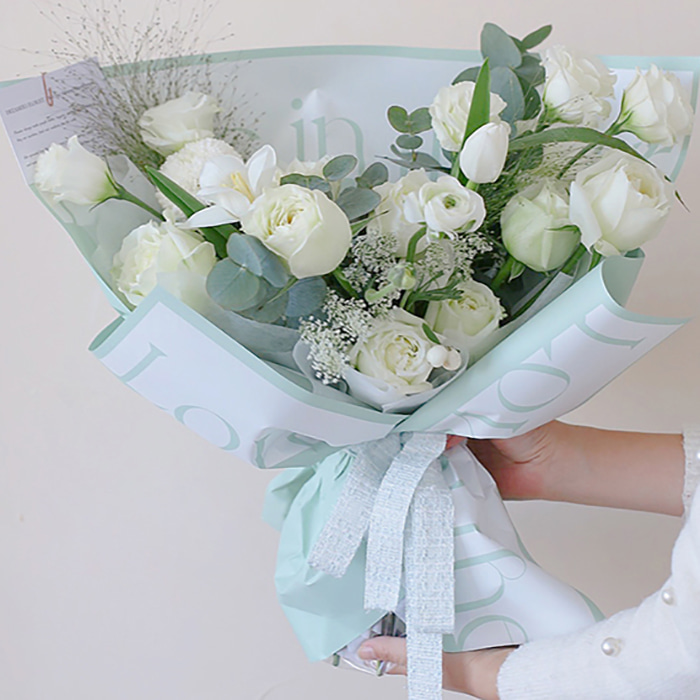 Bouquet makapal na pambalot na papel na may mga masining na salita