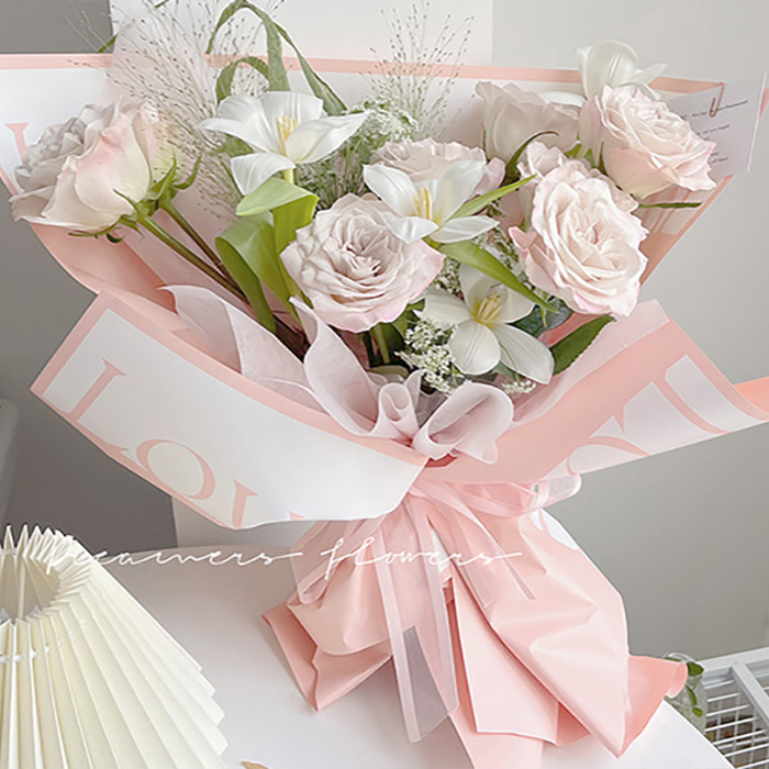 Bouquet makapal na pambalot na papel na may mga masining na salita