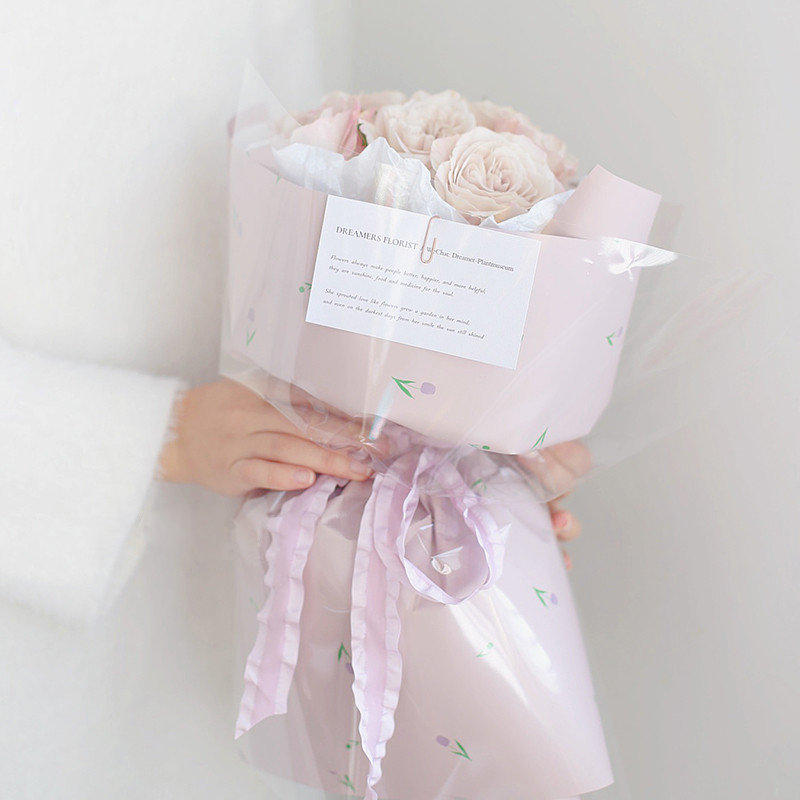 Bouquet makapal na pambalot na papel na may mga masining na salita