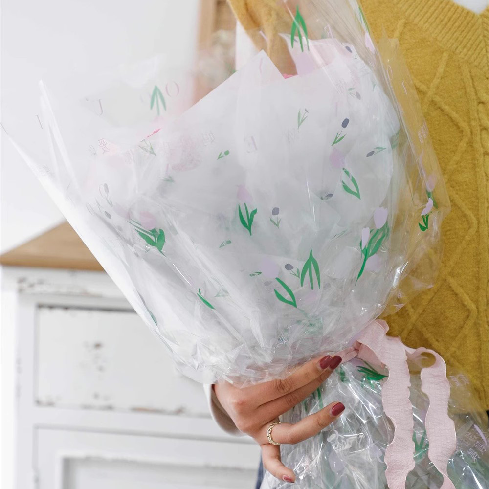 Bouquet makapal na pambalot na papel na may mga masining na salita