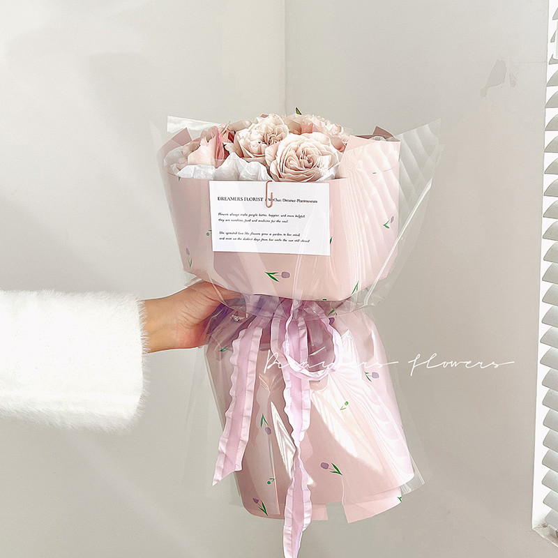 Bouquet makapal na pambalot na papel na may mga masining na salita