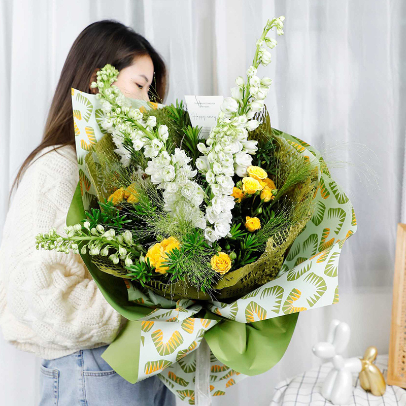 Anim na maliwanag na kulay na may pattern ng dahon na pambalot ng bulaklak