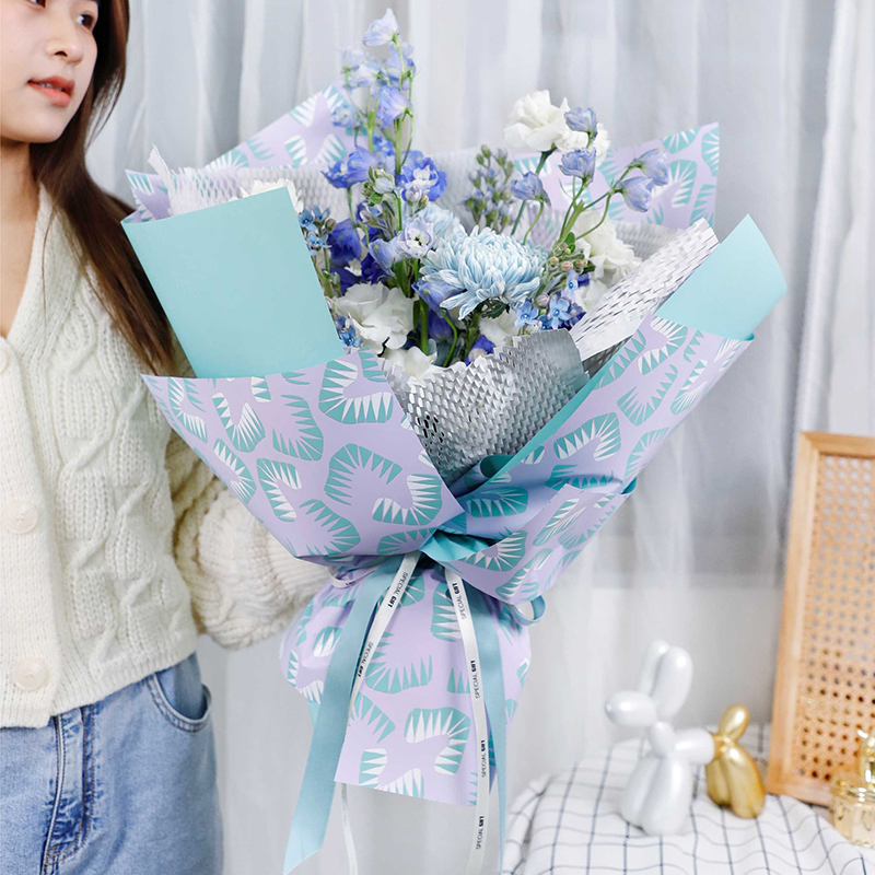 Anim na maliwanag na kulay na may pattern ng dahon na pambalot ng bulaklak