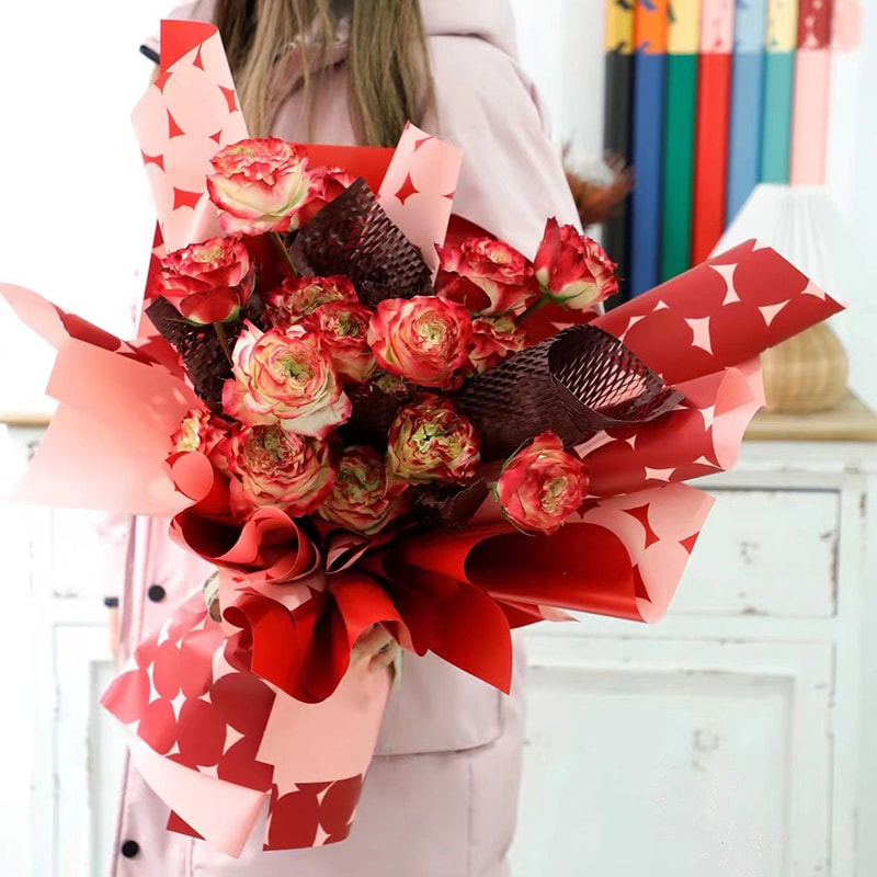 Dalawang kulay na polka dot flower wrapping paper