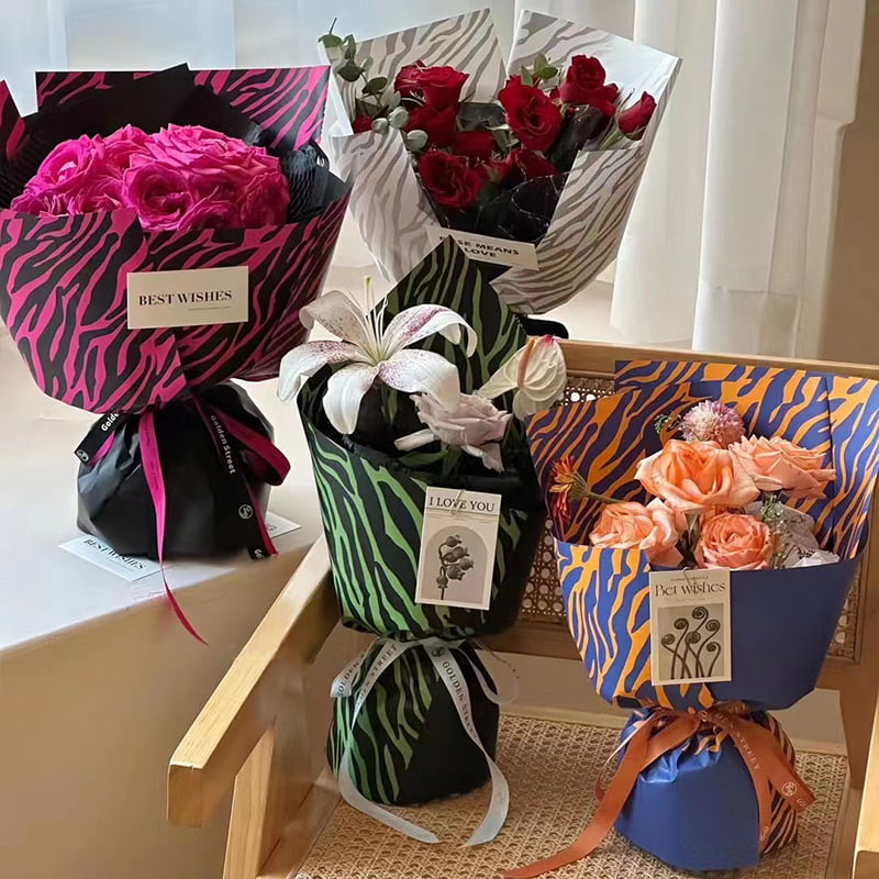 Zebra-print na anim na kulay na papel na pambalot ng bulaklak