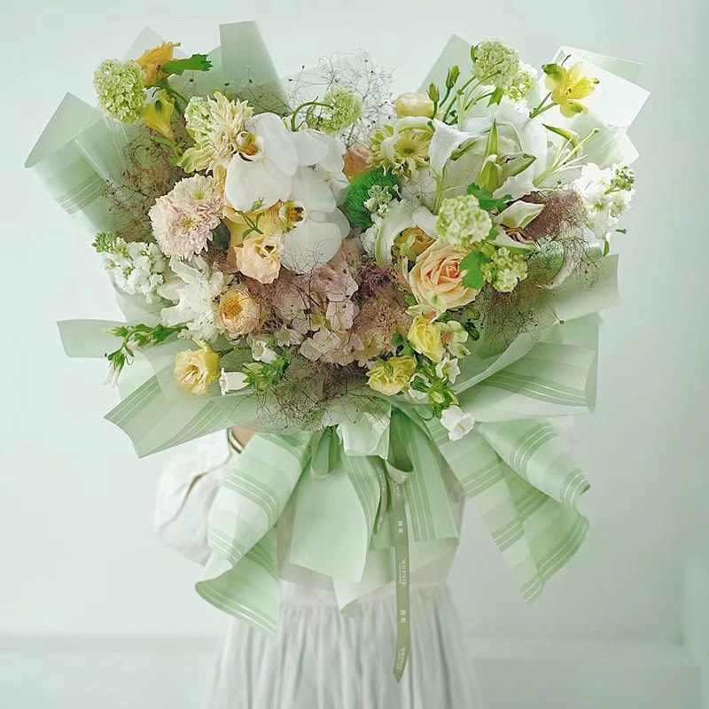 Hindi tinatablan ng tubig na double-sided coated flower wrapping paper
