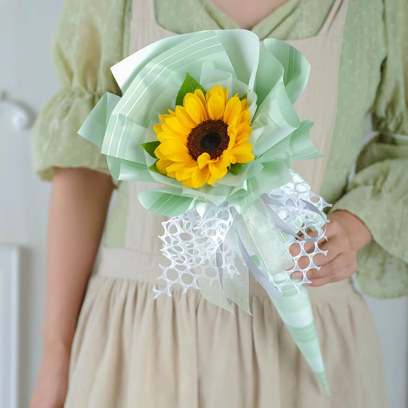 Hindi tinatablan ng tubig na double-sided coated flower wrapping paper