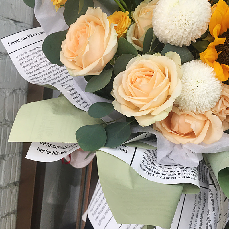 English na papel na pambalot ng bulaklak na pahayagan