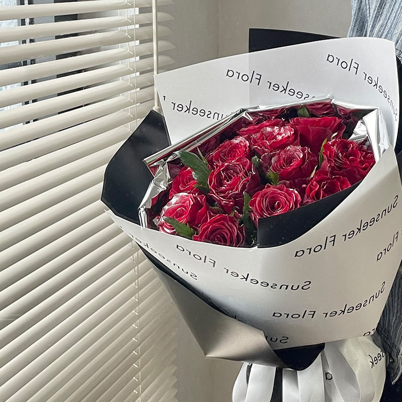 Solid-Color Mirrored Bouquet Wrapping Paper
